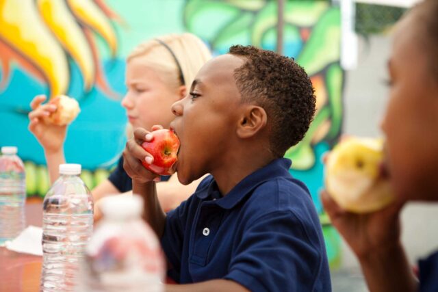 photo - Students Eating Lunch at School